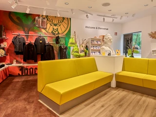 Sitzecke Tourist-Info Moderne hellgrüne Sitzbänke