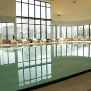 hallenbad_hoexter (2).jpg Lehrschwimmbecken mit großer Fensterfront