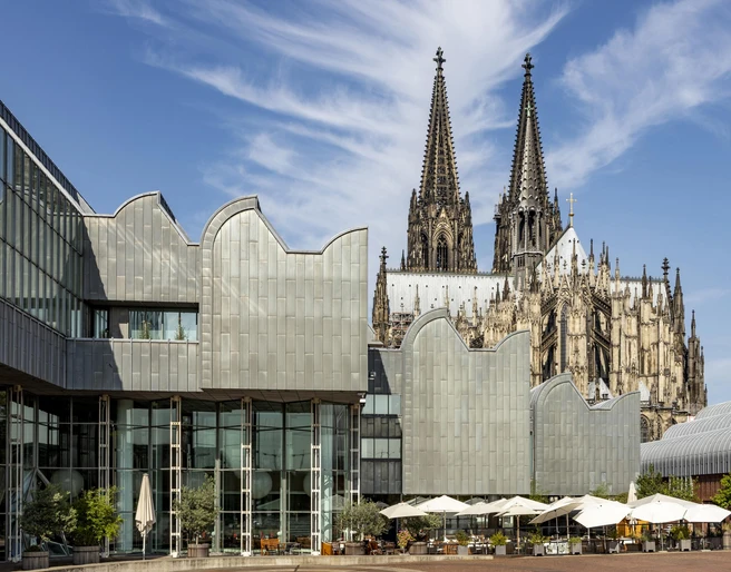 Museum Ludwig Panorama des Museum Ludwig, mit dem Kölner Dom im Hintergrund, blauer Himmel und Wolken.Panorama of the Museum Ludwig, with Cologne Cathedral in the background, blue sky and clouds.