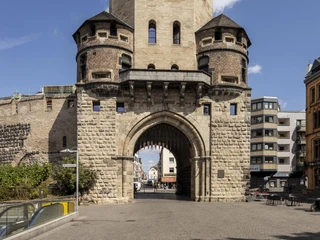 Severinstorburg Die Severinstorburg, ein mittelalterlicher Torbau in Köln, ragt majestätisch unter klarem Himmel empor.The Severins City Gate, a medieval gateway in Cologne, rises majestically under a clear sky.