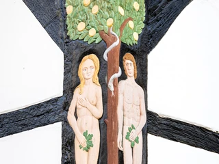 Hoexter-Adam und Eva-Haus-Stadt Hoexter-D. Ketz-2023-022.jpg Eckpfeiler des Fachwerkhauses mit Abbildung von Adam und EvaCorner pillar of the half-timbered house with depiction of Adam and Eve