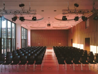 Mediencampus: venue with meeting room Schillersaal for your meeting & conference in Leipzig Mediencampus: Eventlocation mit mit Tagungsraum Schillersaal in Reihenbestuhlung für Tagung & Konferenz Leipzig ConventionMediencampus: venue with meeting room Schillersaal with row seating for meeting & conference Leipzig convention