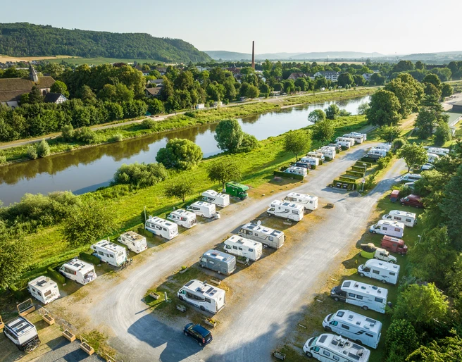 Hoexter-Wohnmobilstellplatz-Stadt Hoexter-D. Ketz-2023-007.jpg Luftaufnahme von der Weser mit WohnmobilstellplatzAerial view of the Weser with motorhome parking space