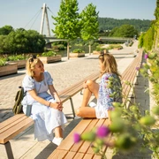 Hoexter-Weserufer-Stadt Hoexter-D. Ketz-2023-282.jpg Frauen auf Bank an WeserpromenadeWomen on a bench on the Weser promenade