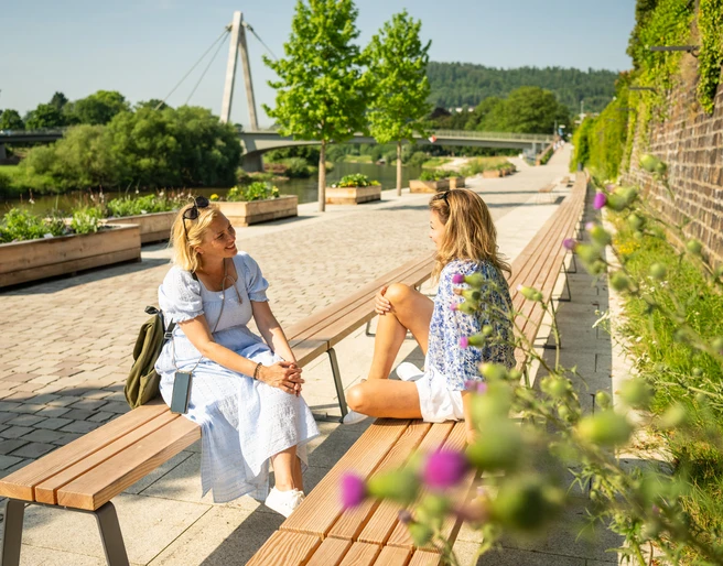 Hoexter-Weserufer-Stadt Hoexter-D. Ketz-2023-282.jpg Frauen auf Bank an WeserpromenadeWomen on a bench on the Weser promenade