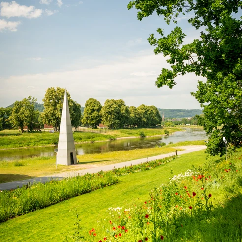 Hoexter-Weserradweg-Stadt Hoexter-D. Ketz-2023-318.jpg Radfahrerinnen auf dem Weser-RadwegCyclists on the Weser cycle path