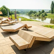 Hoexter-Weserradweg-Stadt Hoexter-D. Ketz-2023-299.jpg Rastplatz Weserscholle mit Liegen und tollem Blick auf den FlußWeserscholle rest area with loungers and a great view of the river