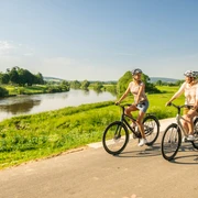 Hoexter-Weserradweg-Stadt Hoexter-D. Ketz-2023-242.jpg Radfahrerinnen auf dem Weser-RadwegCyclists on the Weser cycle path