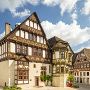 Hoexter-Stadtrundgang-Stadt Hoexter-D. Ketz-2023-096.jpg Prächtig verziertes Fachwerkhaus in Höxters AltstadtMagnificently decorated half-timbered house in Höxter's old town
