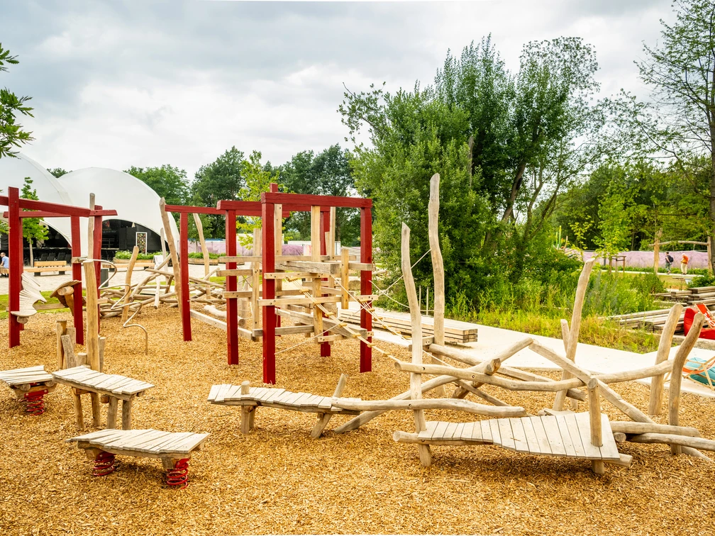 Hoexter-Landesgartenschaugelände Archeologiepark-Stadt Hoexter-D. Ketz-2023-372.jpg Spielplatz mit vielen Kletterelementen aus Holz