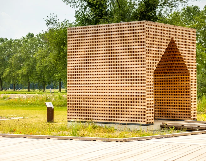 Hoexter-Landesgartenschaugelände Archeologiepark-Stadt Hoexter-D. Ketz-2023-344.jpg Holzkubus aus kreuzweise geschichteten Holzlatten im Archäologiepark