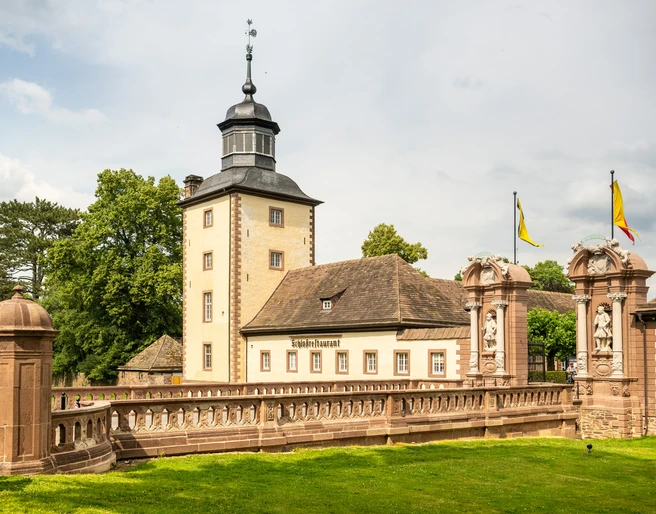 Hoexter-Kloster Corvey-Stadt Hoexter-D. Ketz-2023-457.jpg Brücke vor dem Eingang zum Schlossgelände Corvey