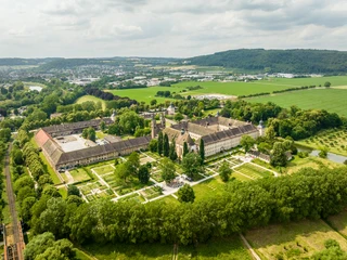 Hoexter-Kloster Corvey-Stadt Hoexter-D. Ketz-2023-439.jpg Luftaufnahme der Welterbestätte Corvey mit Schlossanlage, Kirche und Domänenhof