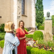 Hoexter-Grab Hoffmann von Fallersleben Kloster Corvey-Stadt Hoexter-D. Ketz-2023-469.jpg Zwei Frauen betrachten das Grab von Hoffmann von Fallersleben