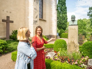 Hoexter-Grab Hoffmann von Fallersleben Kloster Corvey-Stadt Hoexter-D. Ketz-2023-469.jpg Zwei Frauen betrachten das Grab von Hoffmann von Fallersleben