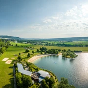 Hoexter-Freizeitanlage Godelheimer See-Stadt Hoexter-D. Ketz-2023-228.jpg Luftaufnahme des Badesees der Freizeitanlage Höxter-Godelheim mit Sandstrand und Sanitärgebäuden