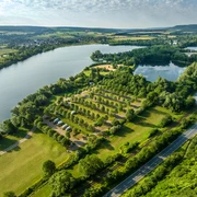Hoexter-Freizeitanlage Godelheimer See-Stadt Hoexter-D. Ketz-2023-226.jpg Luftaufnahme des Badesees der Freizeitanlage Höxter-Godelheim mit Wohmobilstellplatz in der Mitte des Bildes