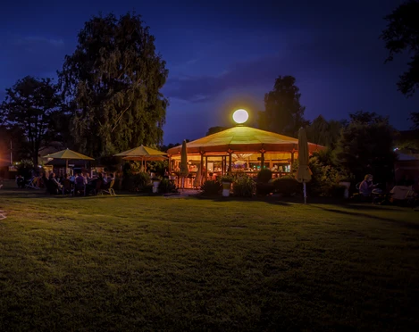 Schirmbar am Abend.jpg