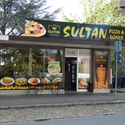 Sultan Pizza&Döner_Silvana Dust_20230509.JPG Außenansicht eines Gebäudes mit Aufklebern, die die angebotenen Speisen zeigen