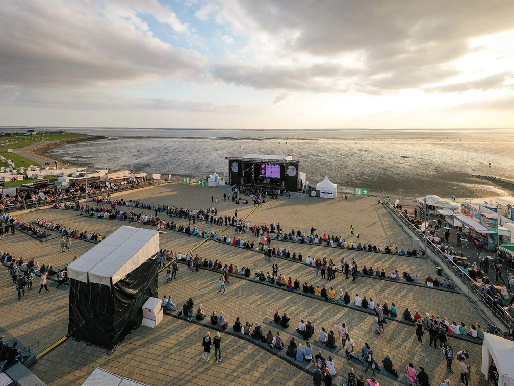 Die Watt-Tribüne am Hauptstrand in Büsum Blick auf die Watt-Tribüne am Hauptstrand in Büsum