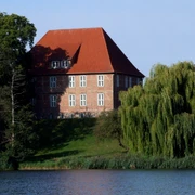 A.Paul_Weber-Museum_aussen.jpg Das A. Paul Weber Museum von außen vom Domsee aus. Backsteingebäude mit rotem Dach und weißen Fenstern.