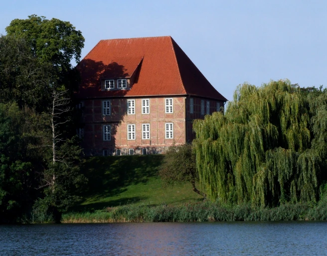 A.Paul_Weber-Museum_aussen.jpg Das A. Paul Weber Museum von außen vom Domsee aus. Backsteingebäude mit rotem Dach und weißen Fenstern.