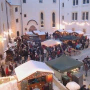 Schlossweihnacht Colditz Schloss Colditz mit Weihnachtlichen Ständen und Dekoration.