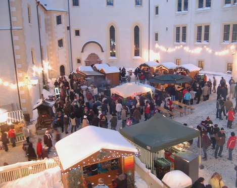 Schlossweihnacht Colditz Schloss Colditz mit Weihnachtlichen Ständen und Dekoration.