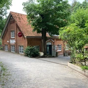 FarchauerMuehle_Aussenansicht_Restaurant_29062023_PetraRoemer.jpg Außenansicht eines Restaurants, umgeben von viel Grün