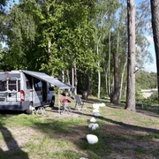 Camping Salemer See 1.jpg Campingplatz am Ufer des Salemer Sees mit Camper und aufgestelltem Stellplatz