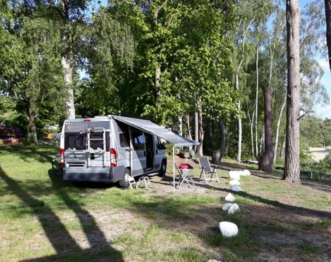 Camping Salemer See 1.jpg Campingplatz am Ufer des Salemer Sees mit Camper und aufgestelltem Stellplatz