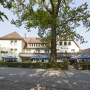 Waldhotel_Baerenstein_Aussen.jpg Das Waldhotel Bärenstein präsentiert sich umgeben von grünen Bäumen mit einladender Außenterrasse.