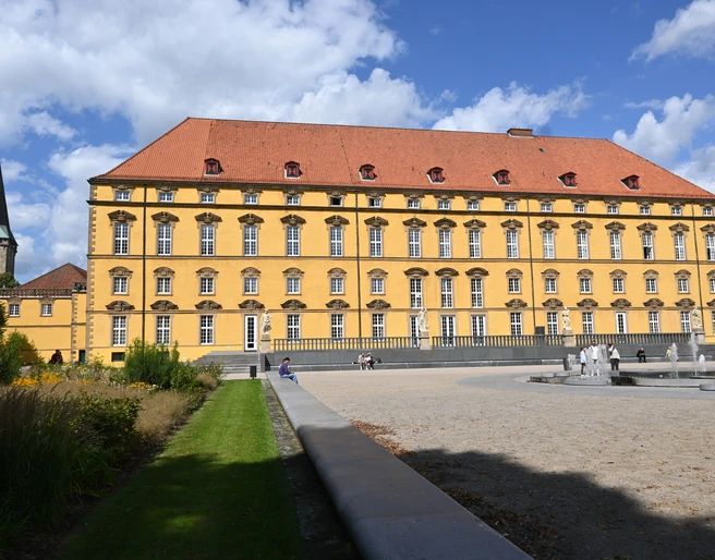 Schloss mit Platz.JPG Rückansicht des Schlosses mit Wasserkaskaden Rear view of the castle with water cascadesAchteraanzicht van het kasteel met watervallen