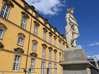 Castle façade Schlossfassade mit SkulpturCastle façade with sculptureKasteelgevel met beeldhouwwerk