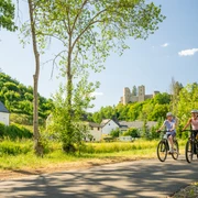 Nims-Radweg mit Burg Schönecken im Hintergrund