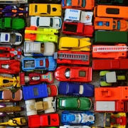 Parken auf der Insel Parken auf der Insel. Bunte Spielzeugautos stehen eng nebeneinander.