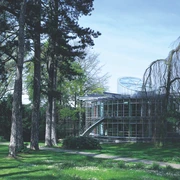 Die Deutsche Bundesstiftung Umwelt in Osnabrück Moderne Glasarchitektur der Deutschen Bundesstiftung Umwelt, umgeben von hohen Bäumen und Grünflächen.