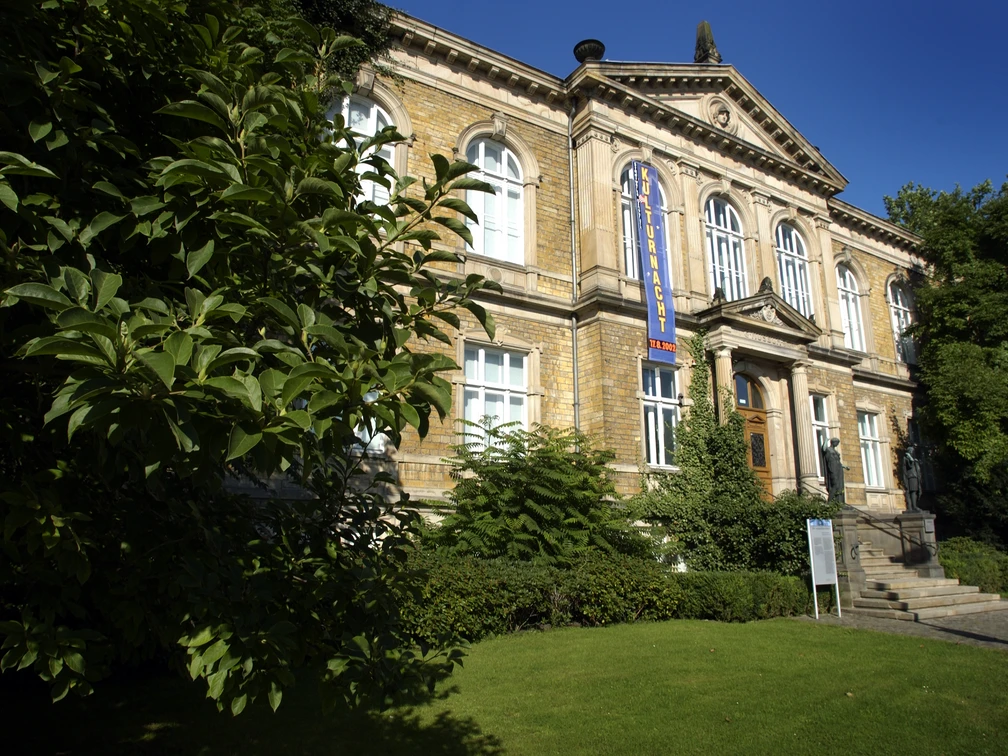 Museum van de cultuurgeschiedenis in Osnabrück Historisches Backsteingebäude des Kulturgeschichtlichen Museums Osnabrück, umgeben von Grün.