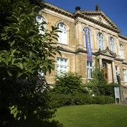 Museum van de cultuurgeschiedenis in Osnabrück Historisches Backsteingebäude des Kulturgeschichtlichen Museums Osnabrück, umgeben von Grün.
