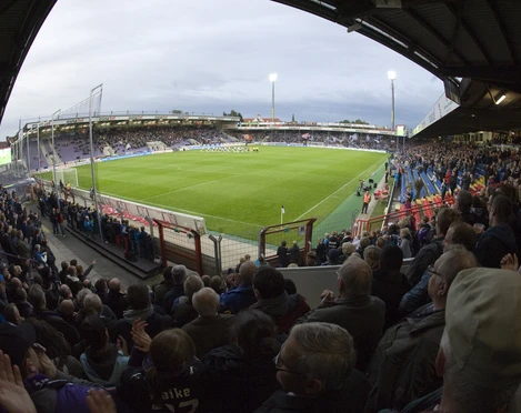 Das VfL-Stadion an der Bremer Brücke Stadion an der Bremer Brücke gefüllt mit jubelnden Fans in der Abenddämmerung während eines Spiels.Stadium at Bremer Brücke filled with cheering fans at dusk during a match.Stadion op Bremer Brücke gevuld met juichende fans in de schemering tijdens een wedstrijd.
