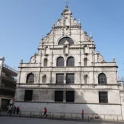 St. Michael Jesuitenstraße Kirche an der Jesuitenstraße mit heller, geschwungener Fassade und filigranen Verzierungen vor einem strahlend blauen Himmel.