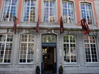 Couven Museum Die Fassade des Couven Museums mit ihren klassisch weißen Sprossenfenstern und roten Backsteinakzenten sowie der blauen Eingangstür mit goldenen Verzierungen..