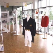 CHIO Aachen-Museum Ausstellungsraum mit Vitrinen und Mannequins mit Reiterkleidung.