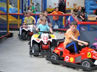 Hallenspielplatz_Sternenland_-_Kinder_beim_Gokart_fahren.jpg