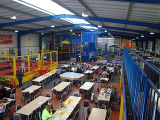 Hallenspielplatz_Sternenland_-_Innenansicht_Gastro-Bereich.jpg