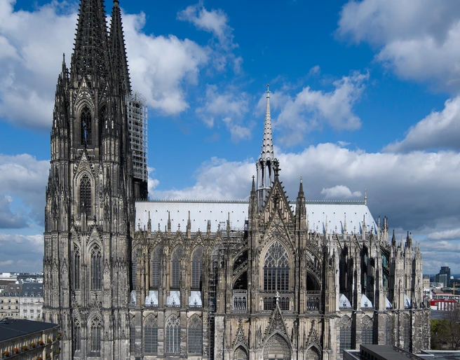 Cologne Cathedral Kölner Dom in Köln: majestätische gotische Kathedrale mit zwei prächtigen Türmen unter blauem Himmel.Cologne Cathedral in Cologne: majestic Gothic cathedral with two magnificent towers under a blue sky.