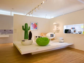 Museum of Applied Arts Cologne Der Ausstellungsraum zeigt Möbel mit futuristischem Design, darunter Sessel und skulpturale Objekte.The showroom displays furniture with a futuristic design, including armchairs and sculptural objects.