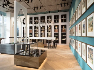 4711 Fragrance house Eleganter Showroom im 4711-Dufthaus mit Parfümflaschen, blauen Wänden und stilvoller Präsentation.Elegant showroom in the 4711 fragrance house with perfume bottles, blue walls and stylish presentation.