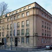 NS Documentation Center Das NS-Dokumentationszentrum Köln zeigt ein steinernes Gebäude aus der Gründerzeit, das durch seine klare Linienführung und vielen Fenster besticht.The NS Documentation Center in Cologne is a stone building from the Wilhelminian era that impresses with its clear lines and many windows.