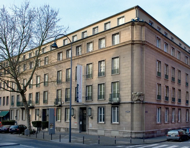 NS Documentation Center Das NS-Dokumentationszentrum Köln zeigt ein steinernes Gebäude aus der Gründerzeit, das durch seine klare Linienführung und vielen Fenster besticht.The NS Documentation Center in Cologne is a stone building from the Wilhelminian era that impresses with its clear lines and many windows.